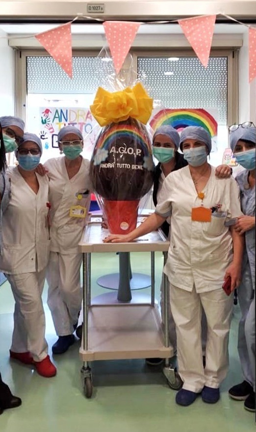 Consegna uovo di pasqua in reparto per i bambini
